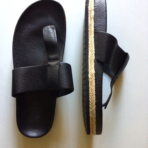 Vince Shoes - Vince. Black leather thong sandals size 10 EU40